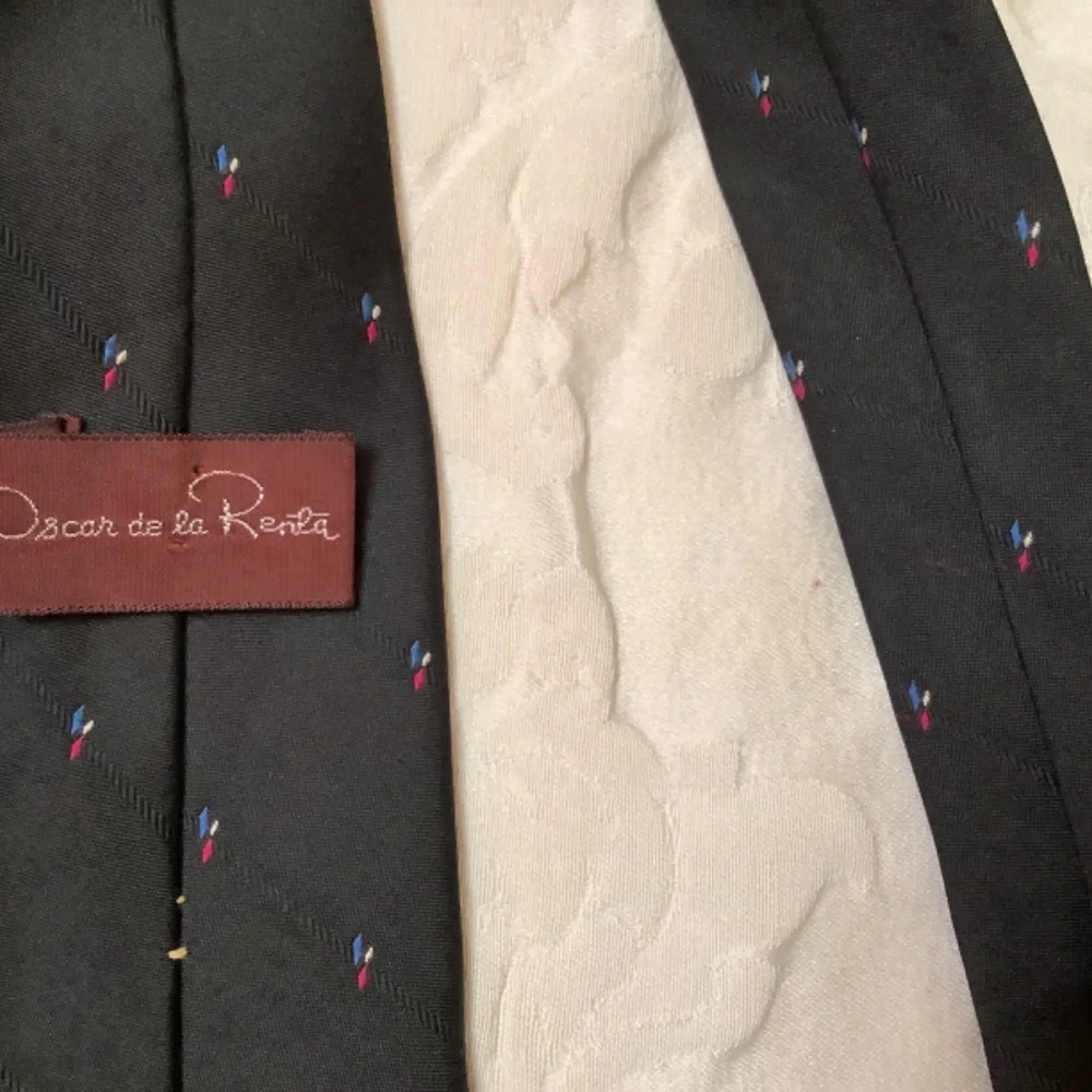 EUC bundle‎ ties Oscar de la Renta & Aigner